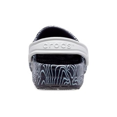 Sandália Crocs Classic Topographic Clog Deep - Infantil - Foto 7