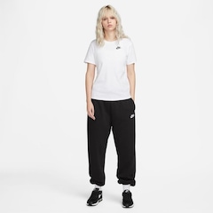 Camiseta Nike Sportswear Club Essentials - Feminina - Foto 5