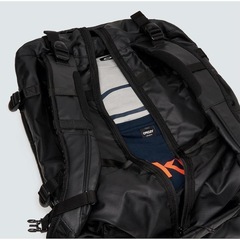 Mochila Mala Oakley Road Trip RC Duffle Hibrida - 50 Litros - Foto 3