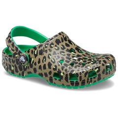 Sandália Crocs Classic Far Out Clog K Grass - Infantil - Foto 2