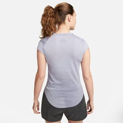 Camiseta Nike Dri-FIT Run Division - Feminina - Foto 2
