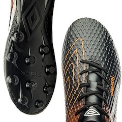 Chuteira de Futebol de Campo Umbro Warskin + Meias - Adulto - Foto 7
