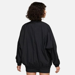 Jaqueta com Capuz Nike Sportswear Essential Woven - Feminina - Foto 2