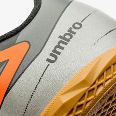 Chuteira Futsal Umbro Prisma+ - Adulto - Foto 8