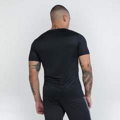 Camiseta Umbro Essential - Masculina - Foto 2