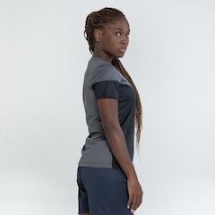 Camiseta Umbro Stadion - Feminina - Foto 4