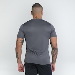 Camiseta Umbro Essential Diamond - Masculina - Foto 2