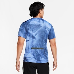 Camiseta Nike Run Division Rise 365 - Masculina - Foto 2