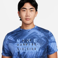 Camiseta Nike Run Division Rise 365 - Masculina - Foto 3