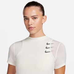 Camiseta Nike Dri-Fit Run Division - Feminina - Foto 3