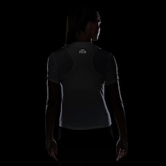 Camiseta Nike Dri-Fit Run Division - Feminina - Foto 8