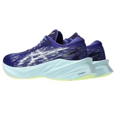 Tênis Asics Novablast 3 - Feminino - Foto 4