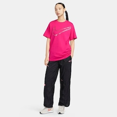 Camiseta Nike Sportswear Shine - Feminina - Foto 4