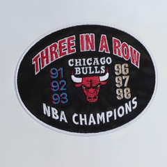 Jaqueta Mitchell & Ness City Collection Lightweight Satin Chicago Bulls  - Masculina - Foto 3