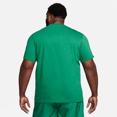 Camiseta Nike Sportswear Club - Masculina - Foto 7