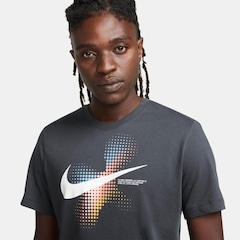 Camiseta Nike Sportswear 6Mo Swoosh - Masculina - Foto 3