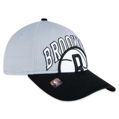 Boné Aba Curva New Era 920 Brooklyn Nets Nba Tip-Off 2023 - Strapback - Adulto - Foto 4