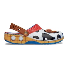 Sandália Crocs Classic Toy Story Woody Clog - Adulto - Foto 7