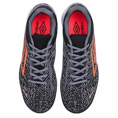 Chuteira Umbro Society Gravity Preto Grafite E Laranja - Masculino - Foto 5