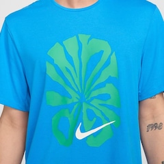 Camiseta Nike Dri-Fit Rise 365 - Masculina - Foto 4