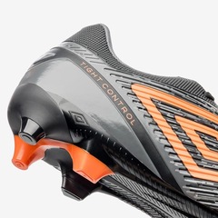 Chuteira de Campo Umbro Gravity - Adulto - Foto 7