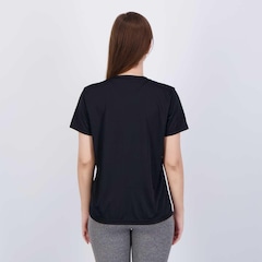 Camiseta adidas Basic Treino - Feminina - Foto 4