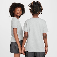 Camiseta Nike Sportswear Futura Infantil - Foto 2