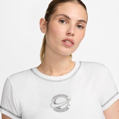 Camiseta Nike Sportswear Chil Knit - Feminina - Foto 3