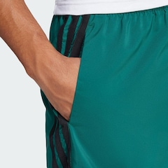 Shorts adidas Essential Três Listras Chelsea - Masculino - Foto 6