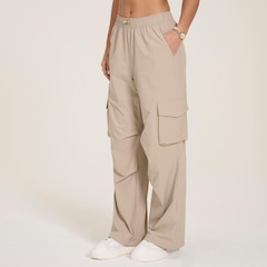Calça New Balance Nylon Cargo - Feminina - Foto 2