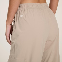 Calça New Balance Nylon Cargo - Feminina - Foto 5