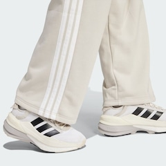 Calça Moletinho adidas Barra Aberta Essentials Três Listras - Feminina - Foto 7