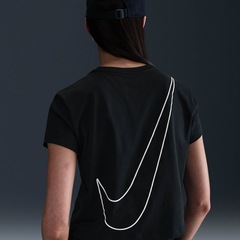 Camiseta Nike Sportswear Club - Feminina - Foto 2