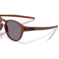 Óculos de Sol Oakley Latch Forge Fire 7353 - Unissex - Foto 5