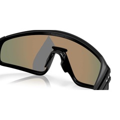 Óculos de Sol Oakley Latch Panel Matte Black Prizm Ruby - Unissex - Foto 17