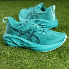 Tênis Asics Novablast 5 - Feminino - Foto 10