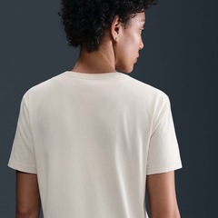 Camiseta Nike Sportswear Club Essential - Feminina - Foto 2