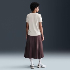 Camiseta Nike Sportswear Club Essential - Feminina - Foto 5