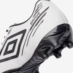 Chuteira de Campo Umbro Brave - Adulto - Foto 7