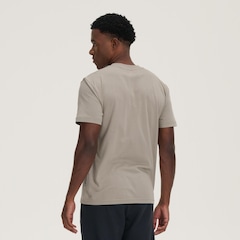 Camiseta New Balance Essentials - Masculina - Foto 4
