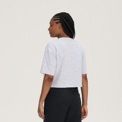 Camiseta New Balance Cropped Small Logo - Feminina - Foto 3