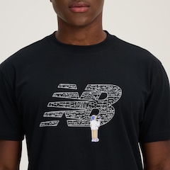 Camiseta New Balance Chalk Board Logo - Masculina - Foto 4