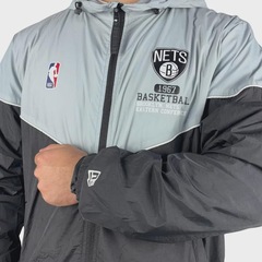 Jaqueta Corta Vento Masculina New Era Brooklyn Nets Club House - Foto 3