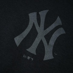 Blusão de Moletom Canguru Masculino New Era New York Yankees Back to Black - Foto 3