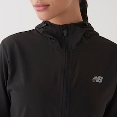 Jaqueta Corta Vento Feminina New Balance Sport Essentials Run - Foto 4