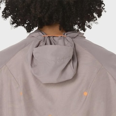 Jaqueta Corta Vento Feminina ASICS com Capuz Fujitrail Packable - Foto 11