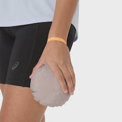 Jaqueta Corta Vento Feminina ASICS com Capuz Fujitrail Packable - Foto 12