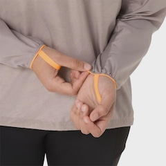 Jaqueta Corta Vento Feminina ASICS com Capuz Fujitrail Packable - Foto 7