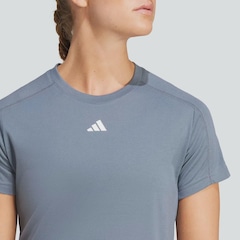 Camiseta adidas Essentials Crew Feminina - Foto 6