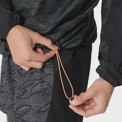 Jaqueta Corta Vento Masculina Asics com Capuz Fujitrail Packable - Foto 11